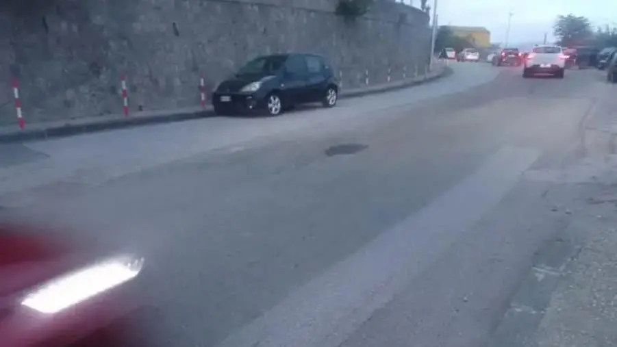 Catanzaro, a Viale dei Normanni il 'gradino' fa sempre più paura agli automobilisti (VIDEO)