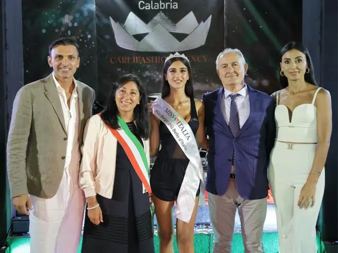 Miss Italia Calabria ha incoronato Miss Borghi più Belli d'Italia: è Elene Barreca 