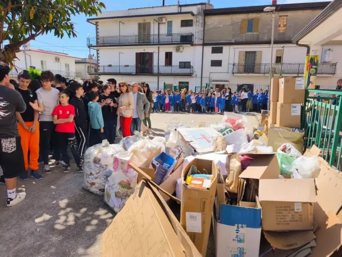 Giornata di educazione ambientale con le scuole a Botricello, raccolte 2,2 tonnellate di carta
