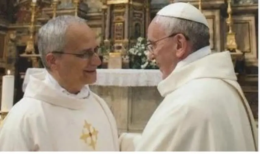 Il Cappellano dell’Università di Catanzaro esulta con i suoi giovani per Papa Leone XIV

