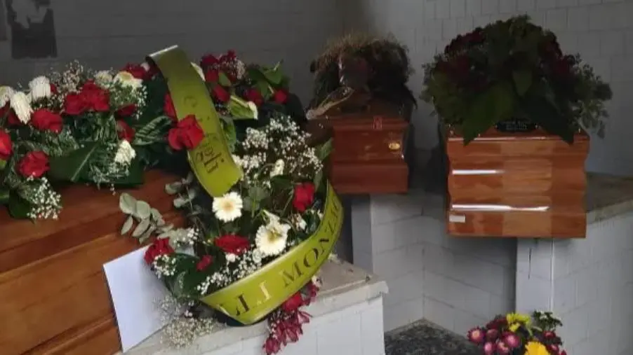 Catanzaro, Costa sul cimitero di Santa Maria: "Dopo cinghiali e strada dissestata anche le bare 'parcheggiate'"