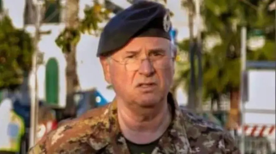 images Mario Arestia firma un’opera sulla storia del Corpo Militare CRI