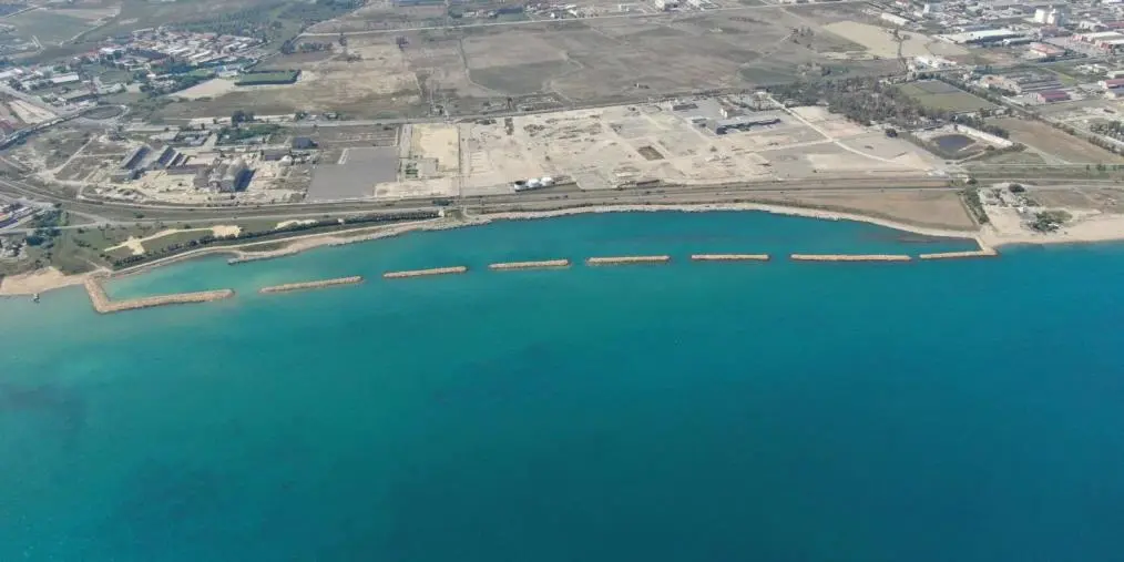 images Bonifica del Sin di Crotone: dopo 25 anni partiranno i primi carichi di rifiuti non pericolosi della discarica fronte mare