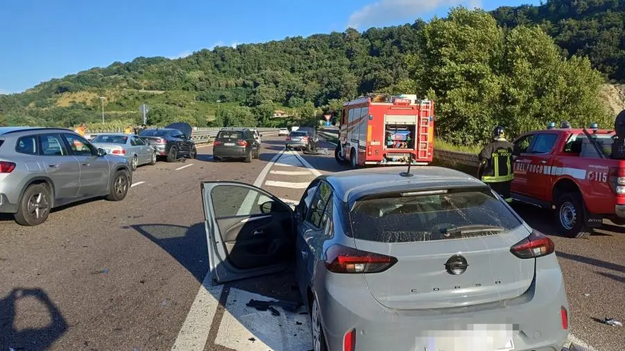 Incidente sulla 280 nei pressi dell’aeroporto di Lamezia Terme: quattro auto coinvolte, strada chiusa