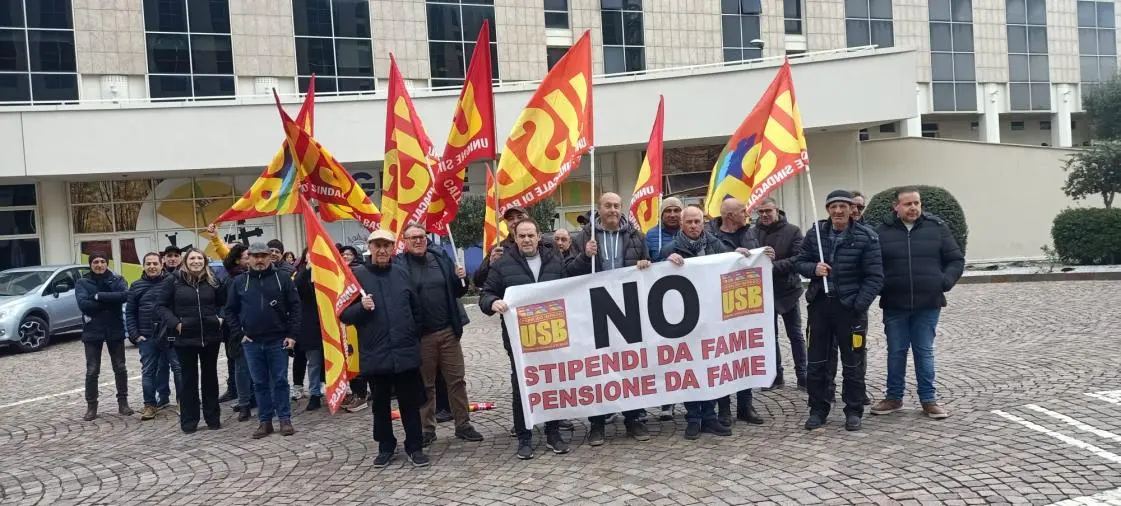 images Sit-in degli ex LSU e LPU davanti alla Cittadella regionale: “In pensione con 500 euro, scandaloso”