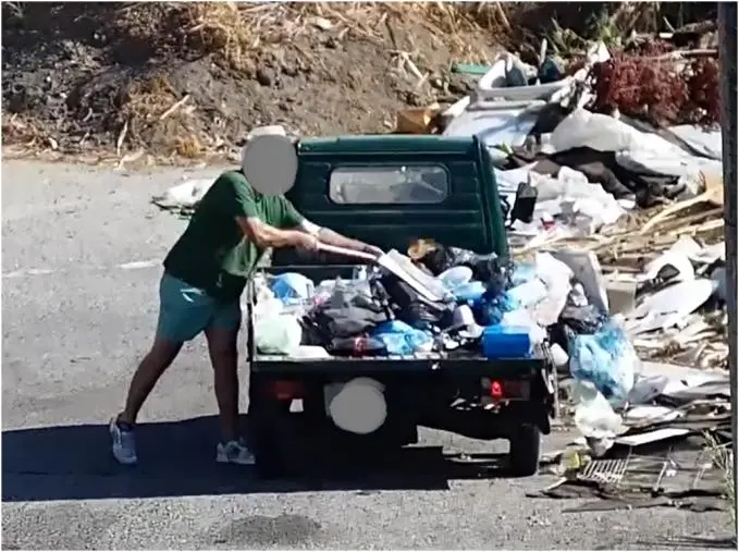 images Catanzaro, "furbetti" dei rifiuti colti sul fatto dalla Polizia Locale
