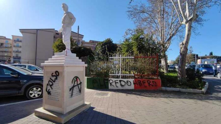 images Caso Cospito, simboli anarchici su monumento a Crotone

