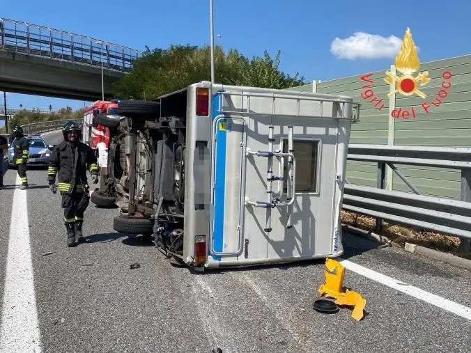 A2, si ribalta un camper a San Mango d’Aquino: due feriti 