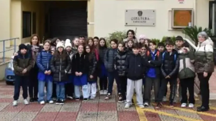 images Crotone, la Questura accoglie gli alunni della scuola “D. Alighieri - Marconi” di Petilia Policastro