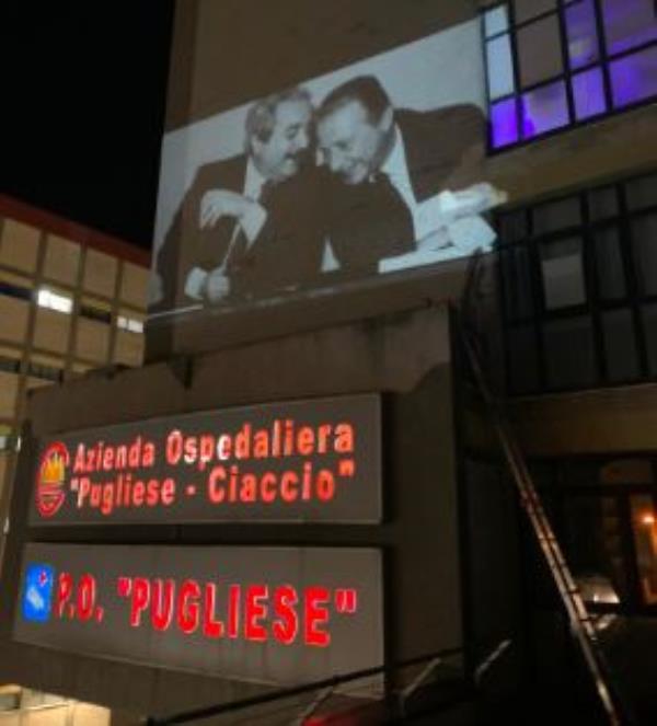 images A 30 anni dall'uccisione di Falcone e Borsellino, l'immagine proiettata sull'edificio dell'ospedale Pugliese