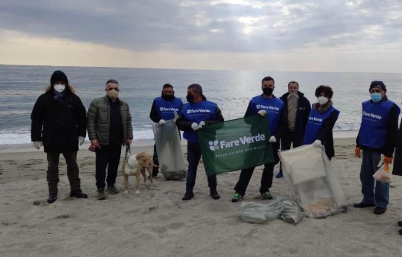 images “Il Mare d'Inverno” a Catanzaro: raccolti 15 sacchi di immondizia sulla spiaggia di Giovino 