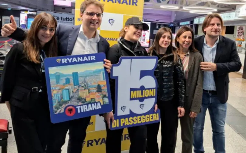 Ryanair celebra 15 milioni di passeggeri all'aeroporto di Lamezia lanciando la nuova rotta per Tirana 