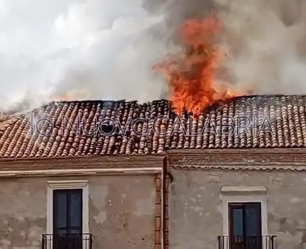 In fiamme la casa del parroco di Badolato don Angelo Comito 