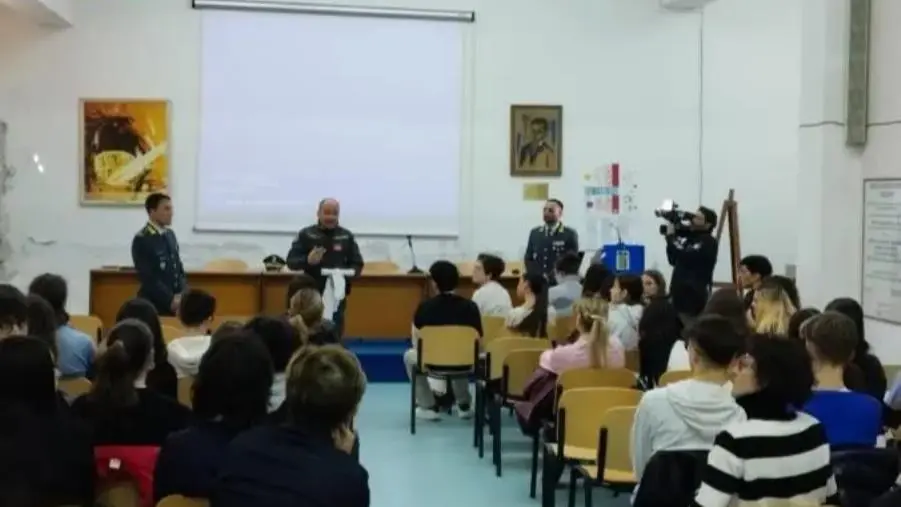 Catanzaro, a scuola con la Guardia di Finanza: incontro al Convitto "Galluppi"  