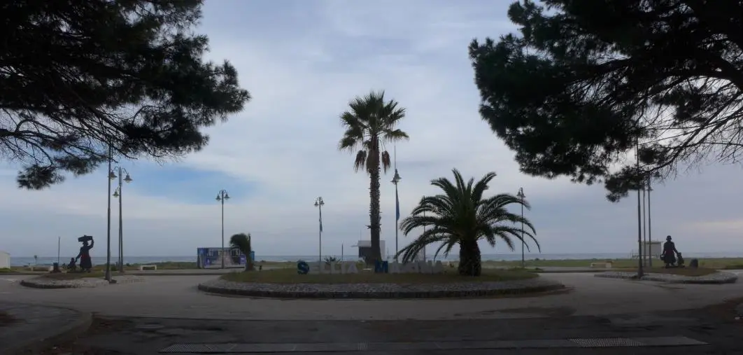 Le sculture "magiche" del maestro Verrino tornano a rivivere in piazza e sul lungomare di Sellia Marina