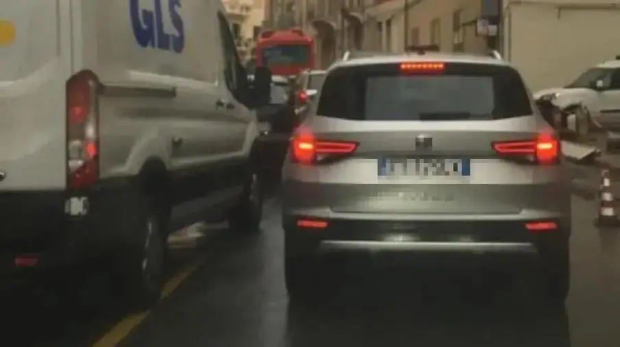 Pioggia e parcheggio selvaggio mandano il traffico in tilt: a Catanzaro il copione non cambia 