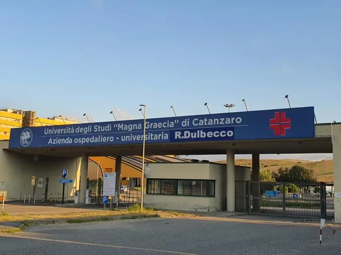 Caos all’Ospedale Dulbecco: i sindacati chiedono le dimissioni del Direttore Amministrativo