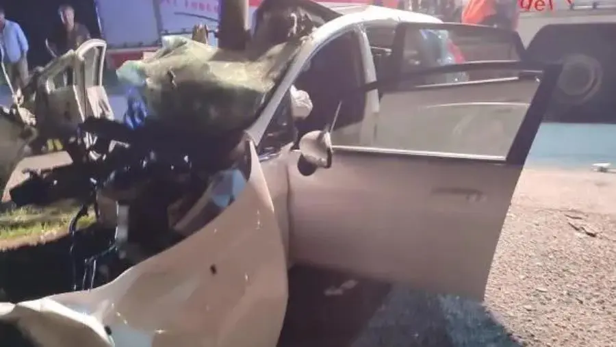 Perde il controllo dell’auto e finisce contro un palo della luce: 3 feriti nel Reggino