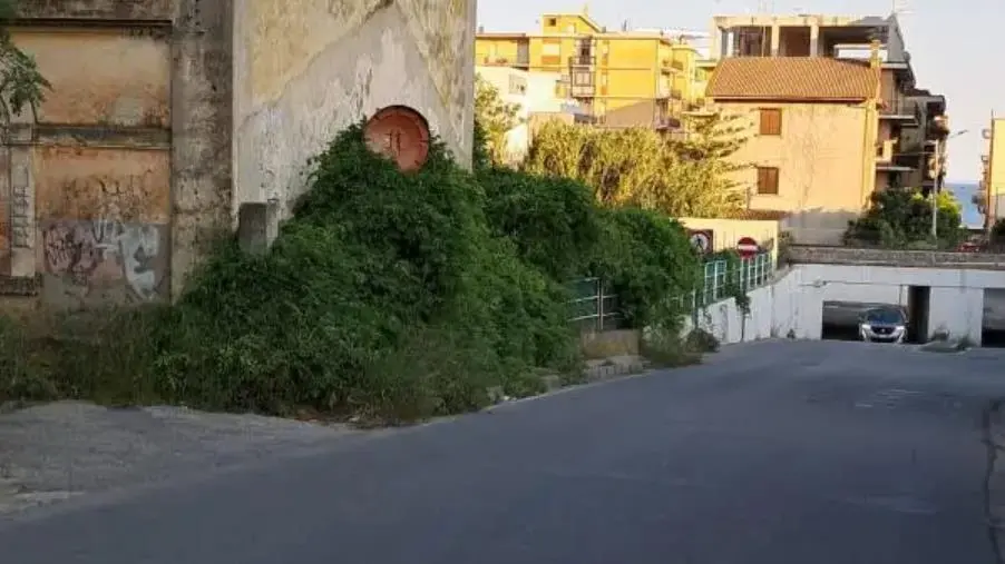 images Alleanza per Catanzaro: "In via Magellano marciapiede impraticabile e pericoloso" 