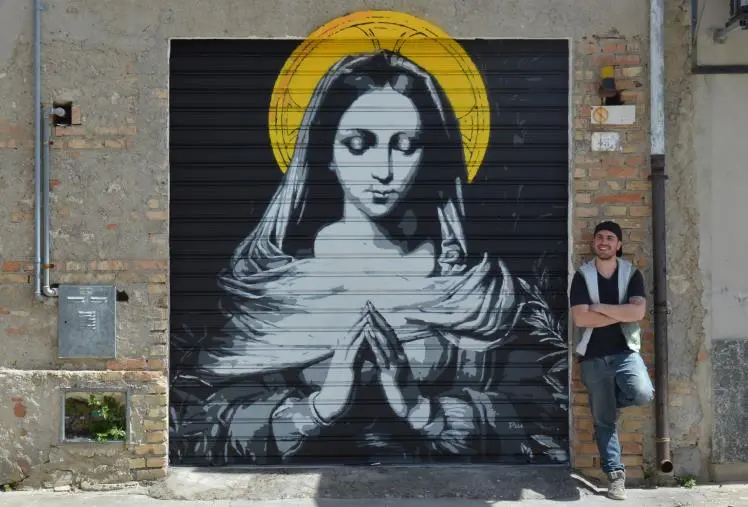 images La "Madonna della Pace" che colora Mileto: ecco l'opera del catanzarese Ilario Parentela 