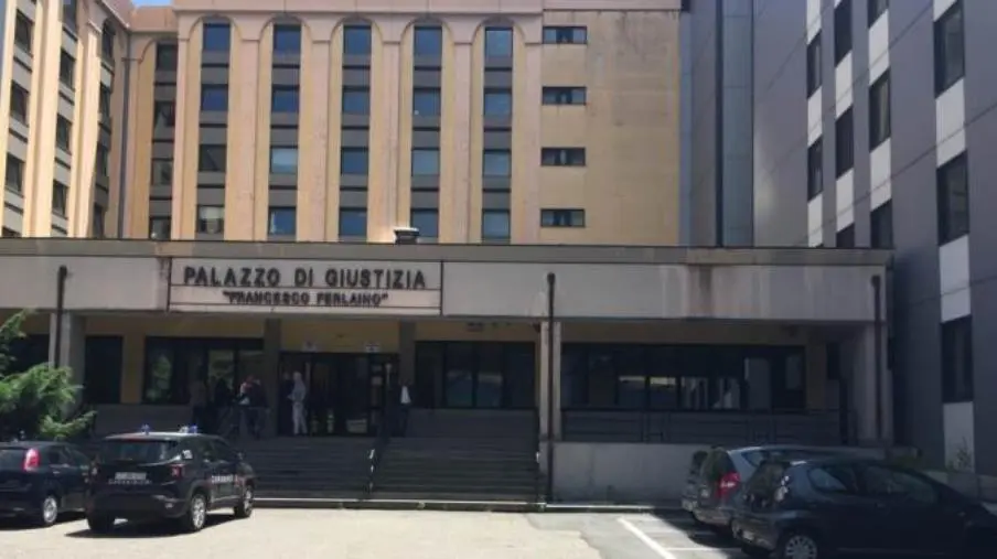 images Catanzaro, abusi a scuola: 3 studentesse si costituiscono parte civile contro il prof