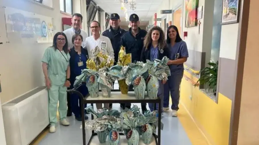 "Uovo del poliziotto": donati 200 sorrisi ai bimbi degli ospedali di Catanzaro, Lamezia, Vibo  