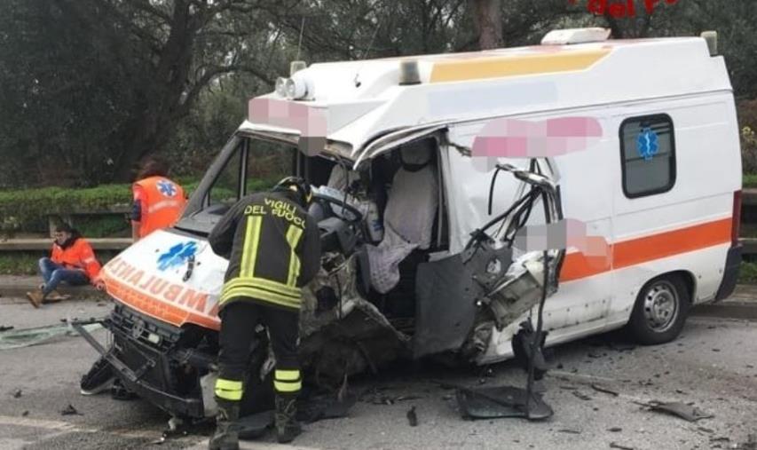 images Scontro tra un'ambulanza e un furgone a Lamezia Terme: tre feriti