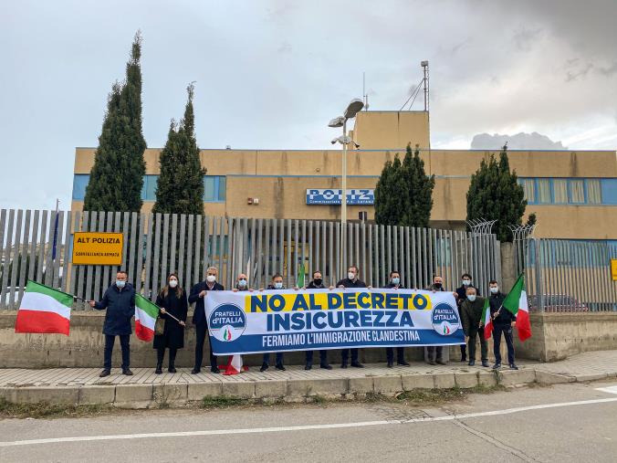 images "Decreto Insicurezza". Flash-mob di Fratelli d'Italia a Catanzaro anche per solidarietà alle Forze dell'Ordine