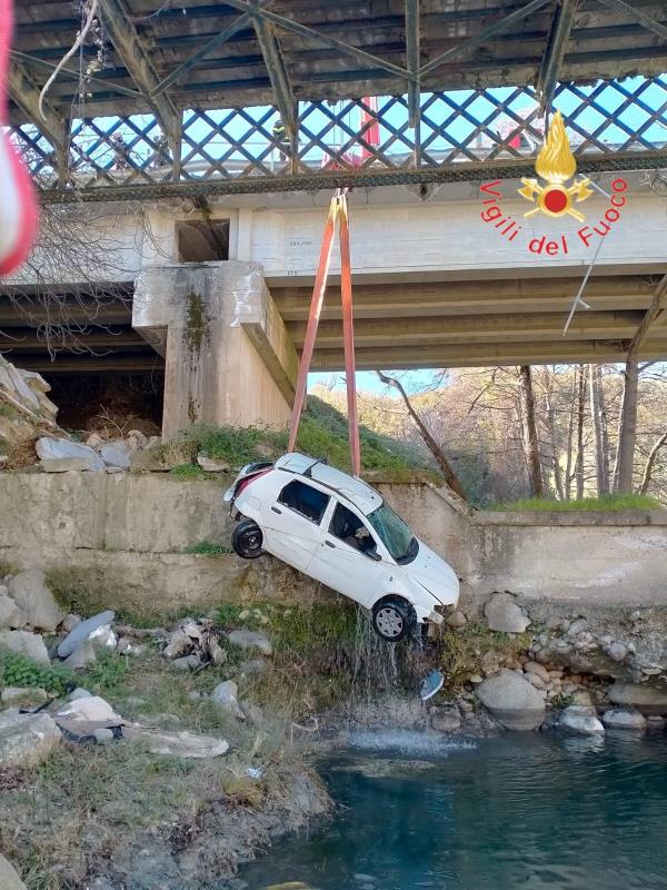 images Precipita con l'auto da un ponte a Petilia Policastro, muore 59enne 