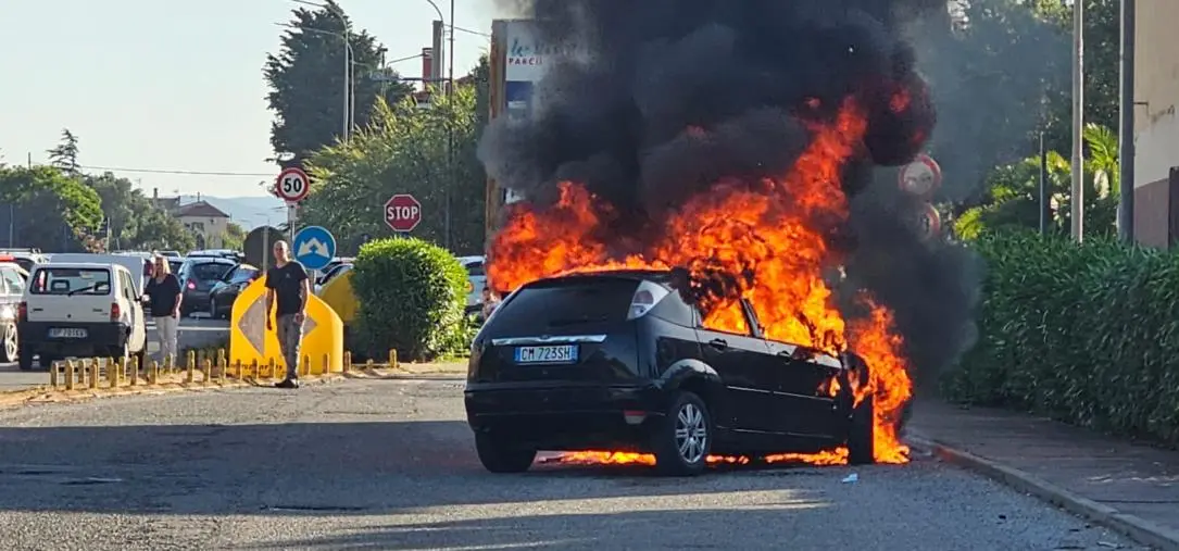 Catanzaro, auto prende fuoco all'ingresso del Parco commerciale Le Fontane (VIDEO)