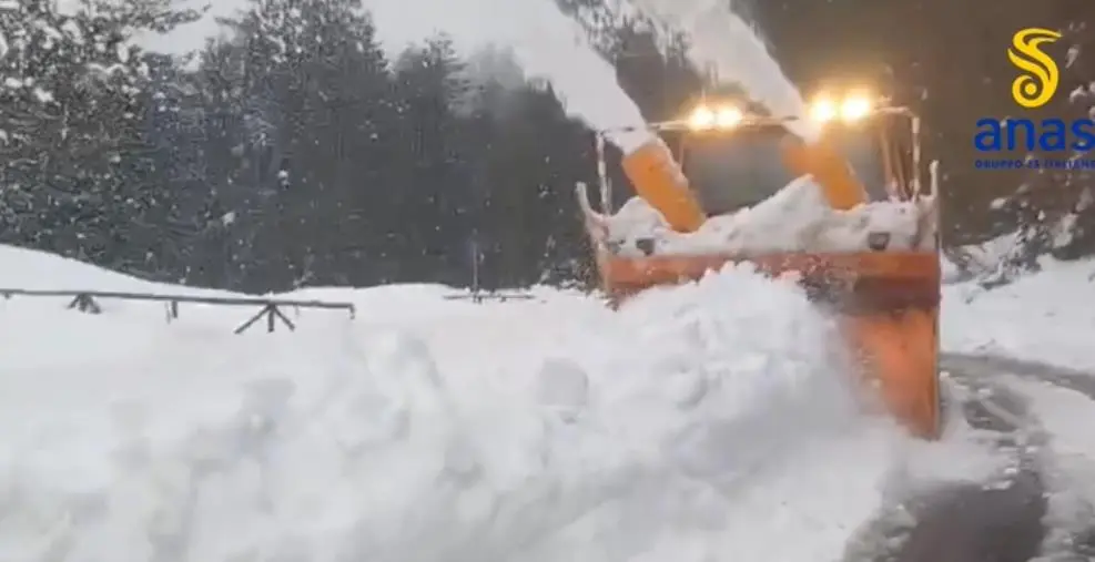 Difficoltà lungo la strada di Longobucco, spazzaneve dell'Anas in azione 