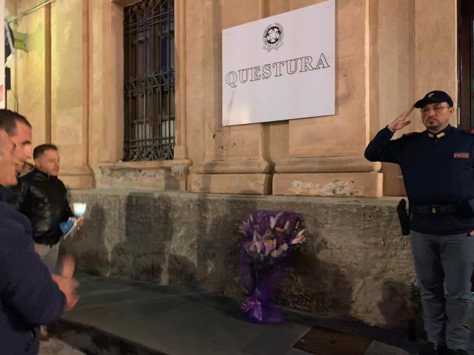 images La fiaccolata di Fratelli d'Italia in memoria dei due giovani poliziotti uccisi a Trieste (VIDEO)