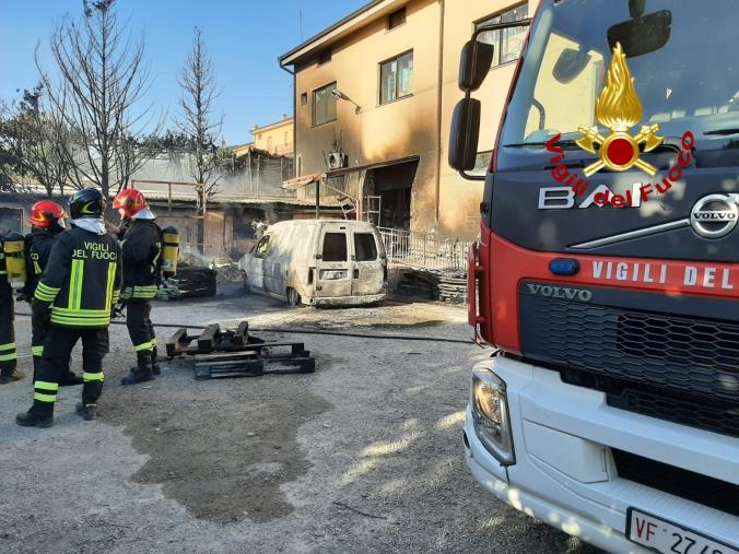 Roggiano Gravina. Va a fuoco un mezzo e le fiamme arrivano dentro un esercizio commerciale