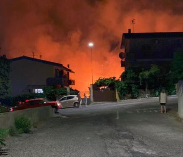 Soverato, fiamme a Cuturella vicino alle abitazioni 