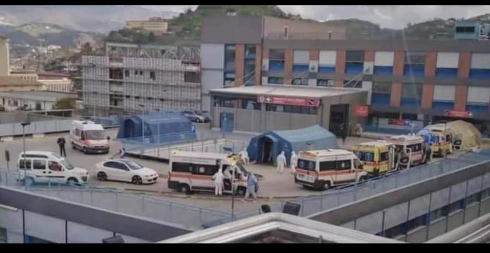 images Covid. A Cosenza ospedale in affanno, lunga fila di ambulanze ma non ci sono posti 