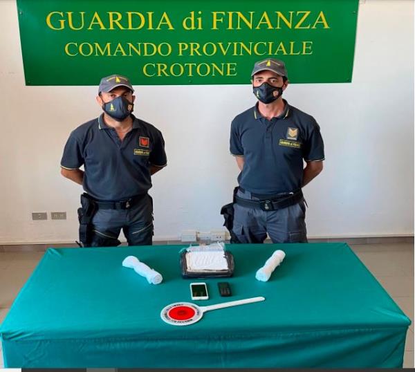 images Crotone. Spacciatore trovato con oltre un chilo di cocaina: arrestato