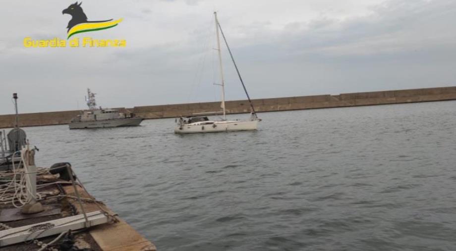 images Crotone, donato alla Guardia Costiera il veliero usato per uno sbarco di migranti nel 2021