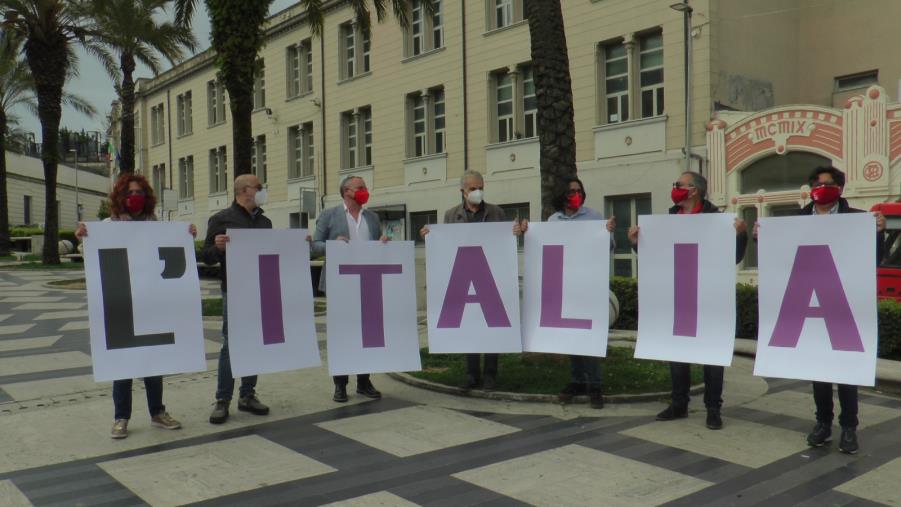 images Primo Maggio. Flash mob della CGIL Area Vasta in piazza Matteotti: "L'Italia Si Cura con il lavoro"