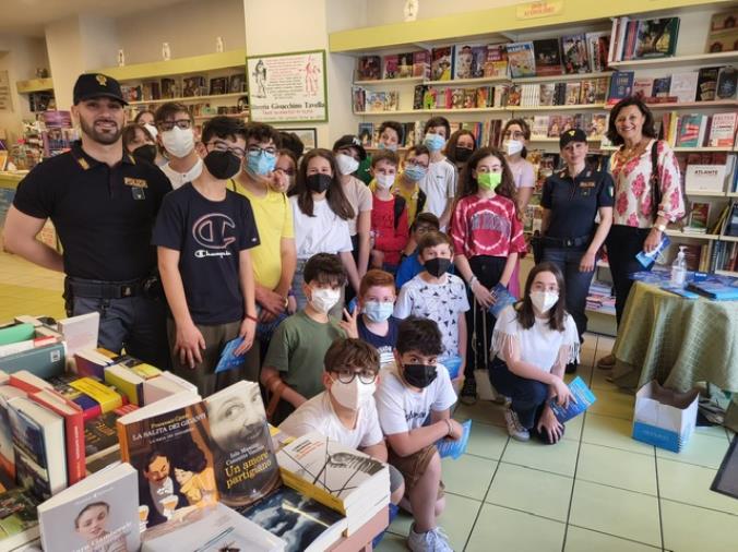 images Giornata internazionale dei bambini scomparsi, la Questura di Catanzaro impegnata nella sensibilizzazione dei cittadini su questa importante piaga sociale 