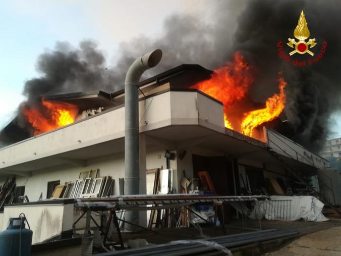 images In fiamme un'azienda di lavorazione del legno a Roccella Ionica (VIDEO)