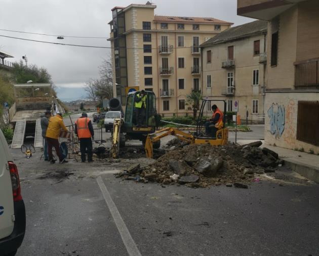 Allerta meteo, al lavoro fino a mezzanotte per ripristinare la rete fognaria a via Turco e per gli smottamenti in città