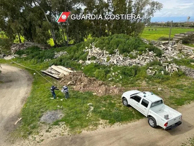 Sequestrata una discarica abusiva a cielo aperto nella Sibaritide: 7.150 i mq di rifiuti abbandonati
