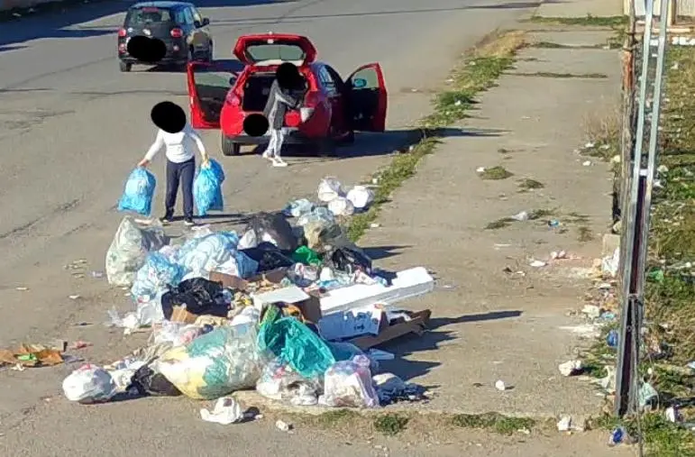 images Abbandono rifiuti, decine di multe nelle ultime settimane a Isola Capo Rizzuto 