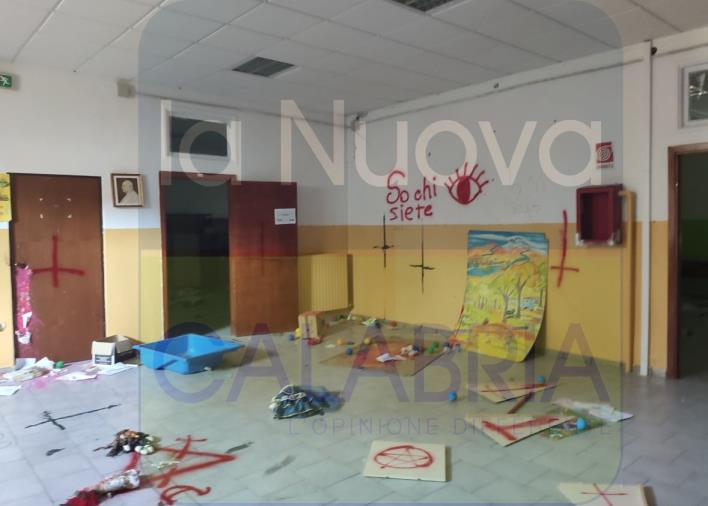 images Torna l’ombra del satanismo a Catanzaro: tracce di riti all'interno di una scuola abbandonata (FOTO E VIDEO)