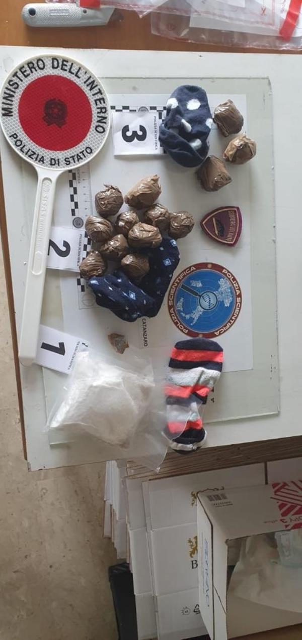 images Catanzaro, nascondeva cocaina ed eroina nel materasso: arrestato un 63enne pregiudicato 
