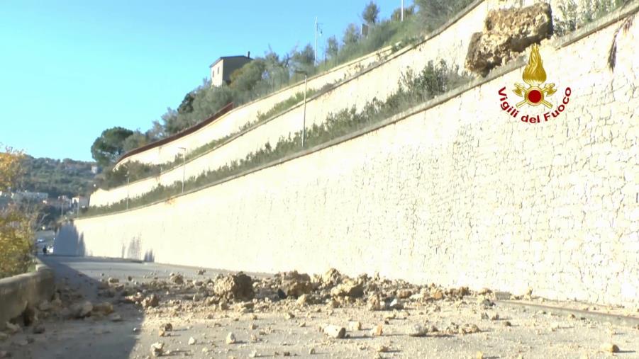 images Smottamenti nel centro storico di Cosenza dopo il maltempo, chiuse due strade  