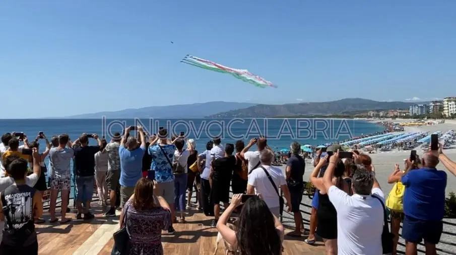 images Le Frecce Tricolori su Catanzaro: l'emozione dei cittadini e le spettacolari immagini (VIDEO)