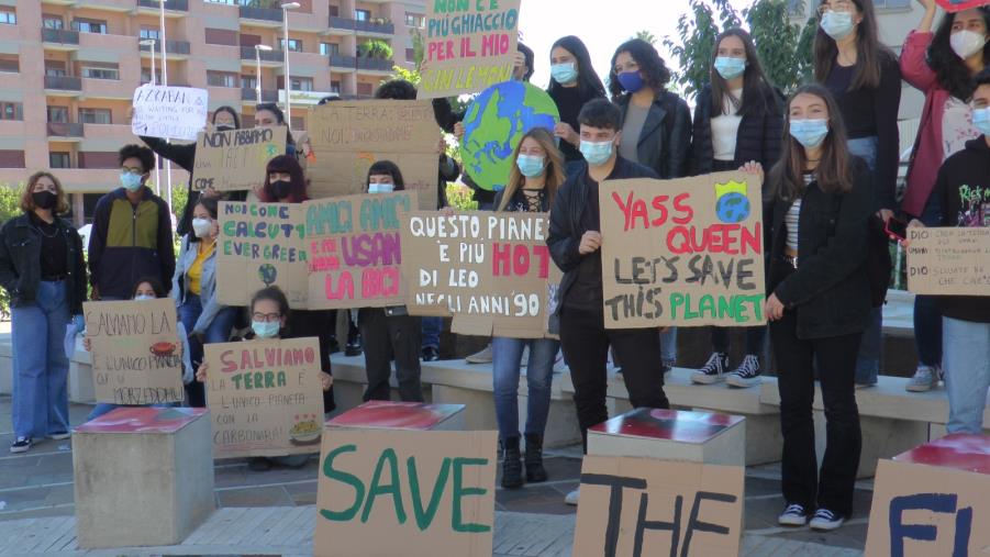 Fridays for future, a Catanzaro i giovani tornano in piazza per il clima e l'ambiente (VIDEO)
