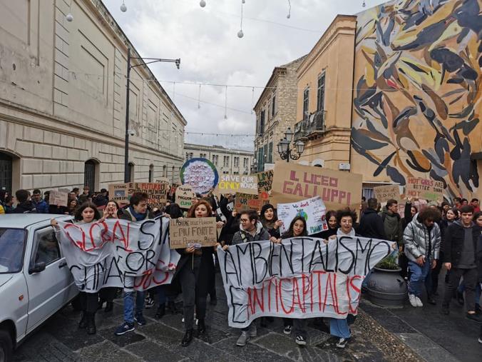 Mille studenti in piazza a Catanzaro per il clima