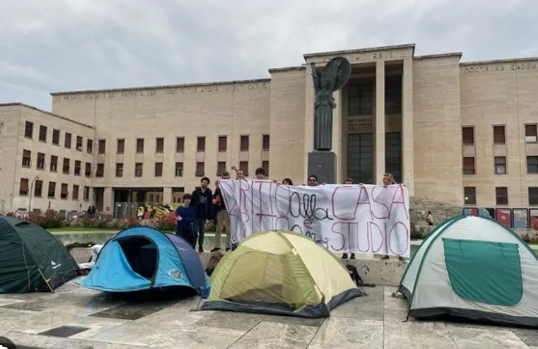 images Caccia: "Studiare fuori sede è un lusso? Le famiglie calabresi si appellano ai loro parlamentari"